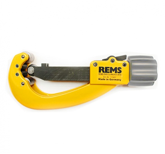 Ручной труборез Rems RAS Cu-INOX до 120 - надежный труборез для резки труб диаметром ⅛ – 4" (3 – 120 мм). Прочный шпиндель, длинная направляющая, закаленные упорные ролики гарантируют точный ход режущего диска по трубе.