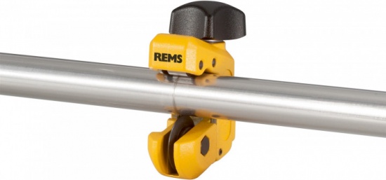 Ручной труборез Rems RAS Cu-INOX до 28 - компактный труборез для труднодоступных мест, предназначеный для резки труб диаметром ⅛ – 1⅛" (3 – 28 мм). Закаленные упорные ролики гарантируют точный ход режущего диска по трубе.